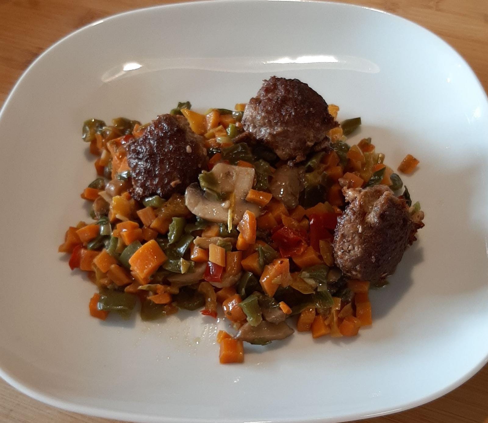 Bunte Gemüsepfanne mit saftigen Hackbällchen – Ladys Kochblog